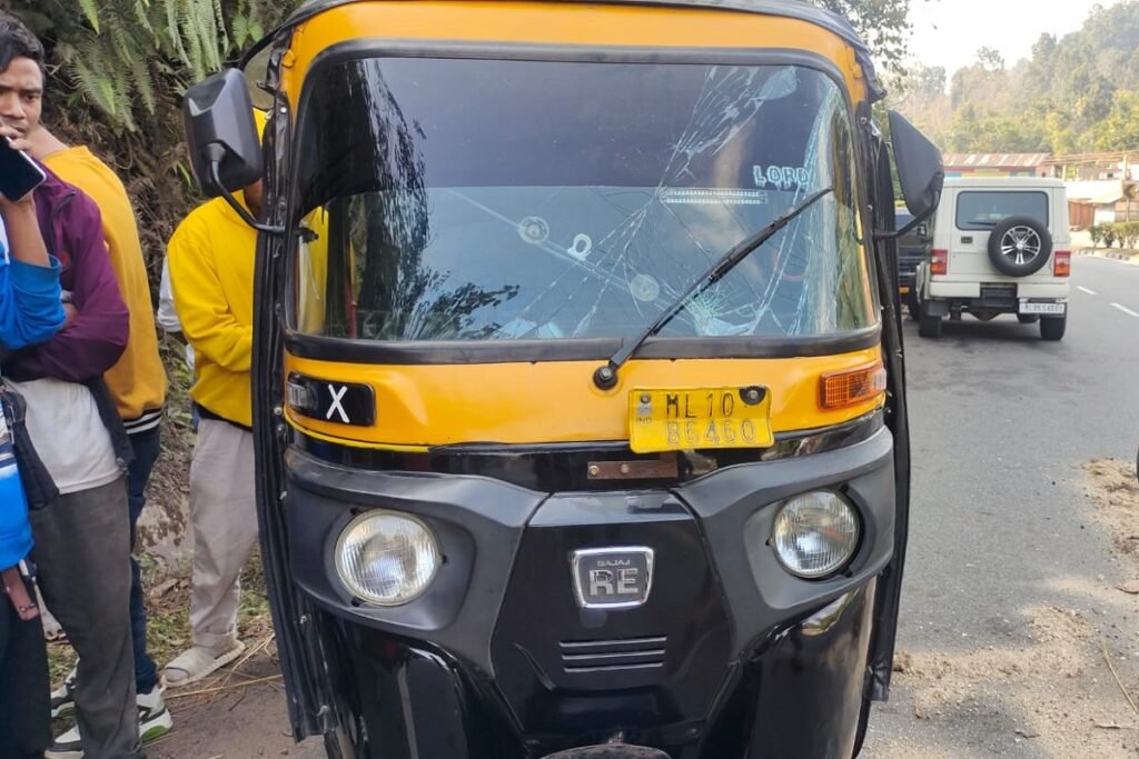 Khlad uwei, mynsaw 3 ba kylla ka Auto Rickshaw