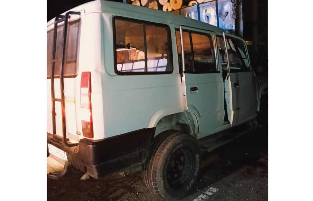 Khlad 2 ngut, mynsaw u driver ba tynrah ka sumo ia ka trok ha wahlakhaw