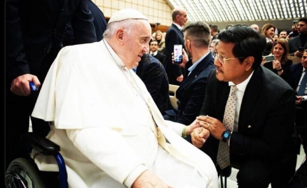 Phah sngewlem u Conrad Ki skul Katholik kin khang, mynta yn duwai na bynta u Pope Francis