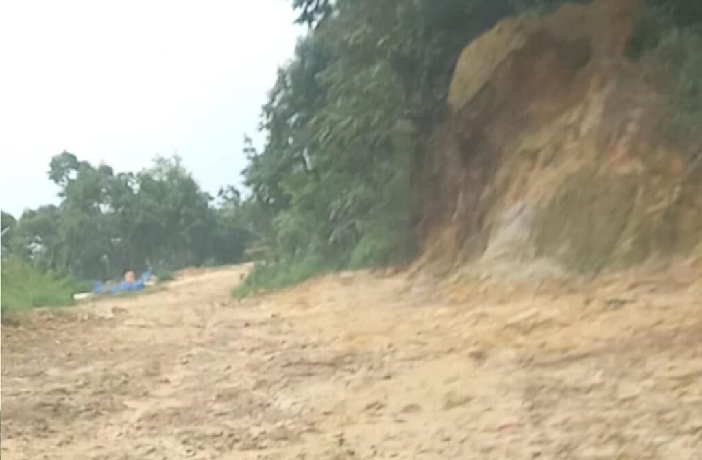 Sahdien ka thain : Sniew tasam ka sruok na Mawsahew-Mawlakhiat