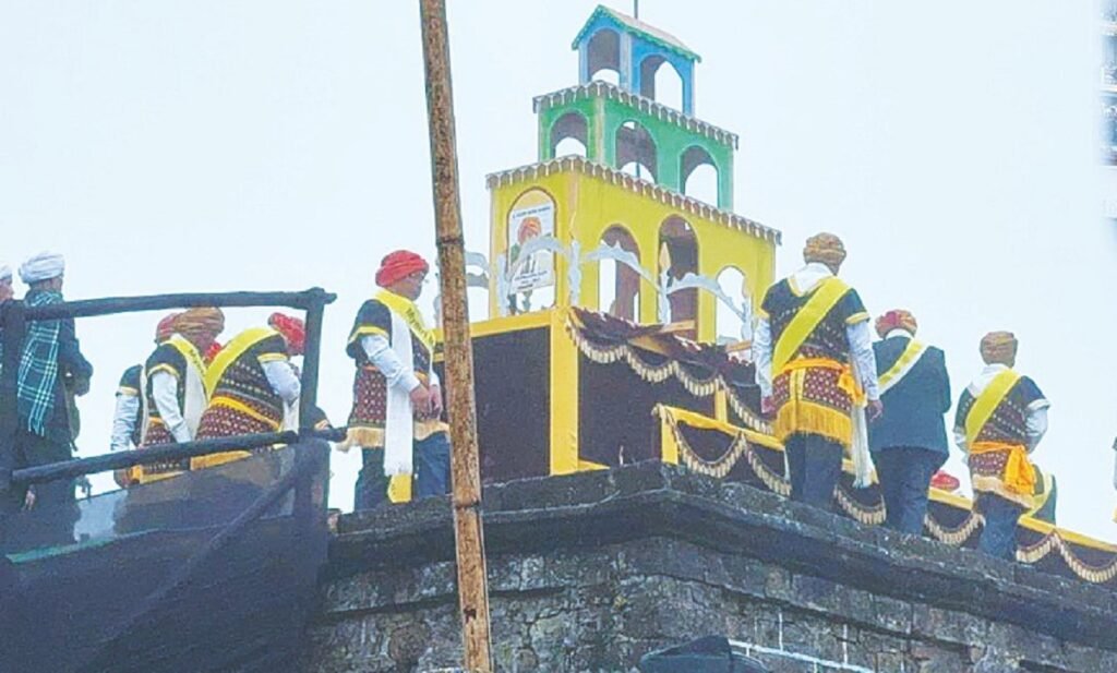 Hadien 99 snem sakhi ka Hima Sohra ia ka jingleh burom khatduh ia u Syiem katkum ka riti dustur manshwa