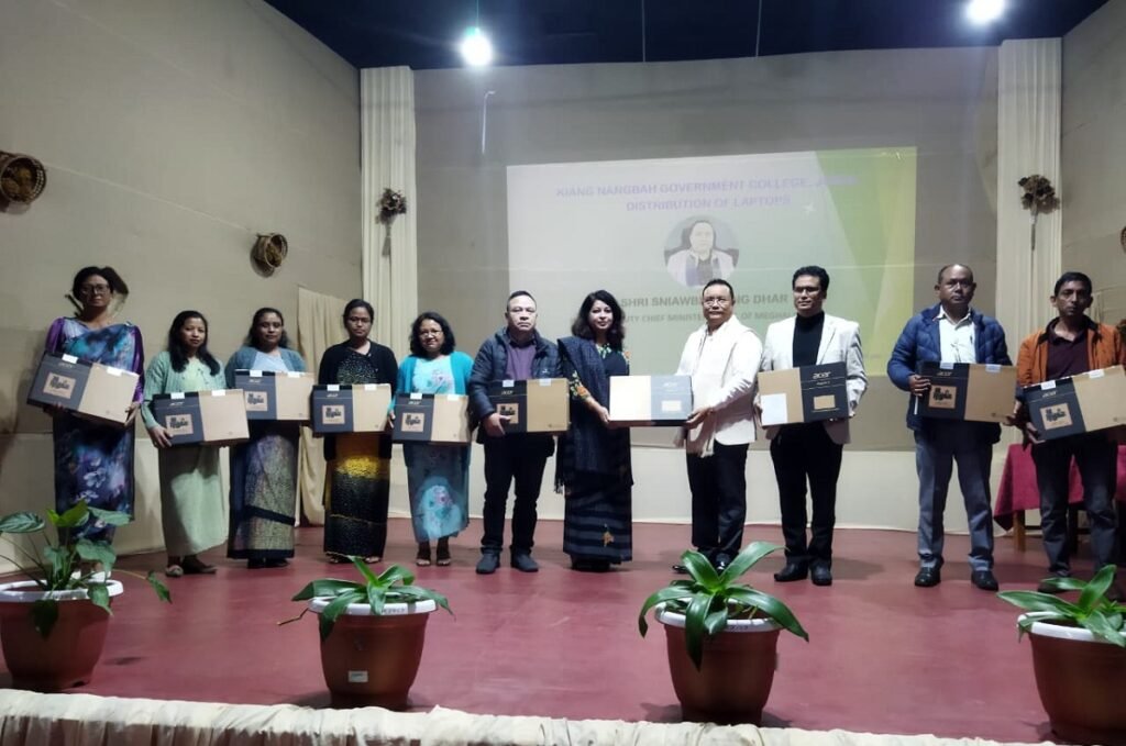 Na ka tulop thied u Dy CM 50 ki laptop ban ai sngewbha ia ki nonghikai Kiang Nongbah Kolej